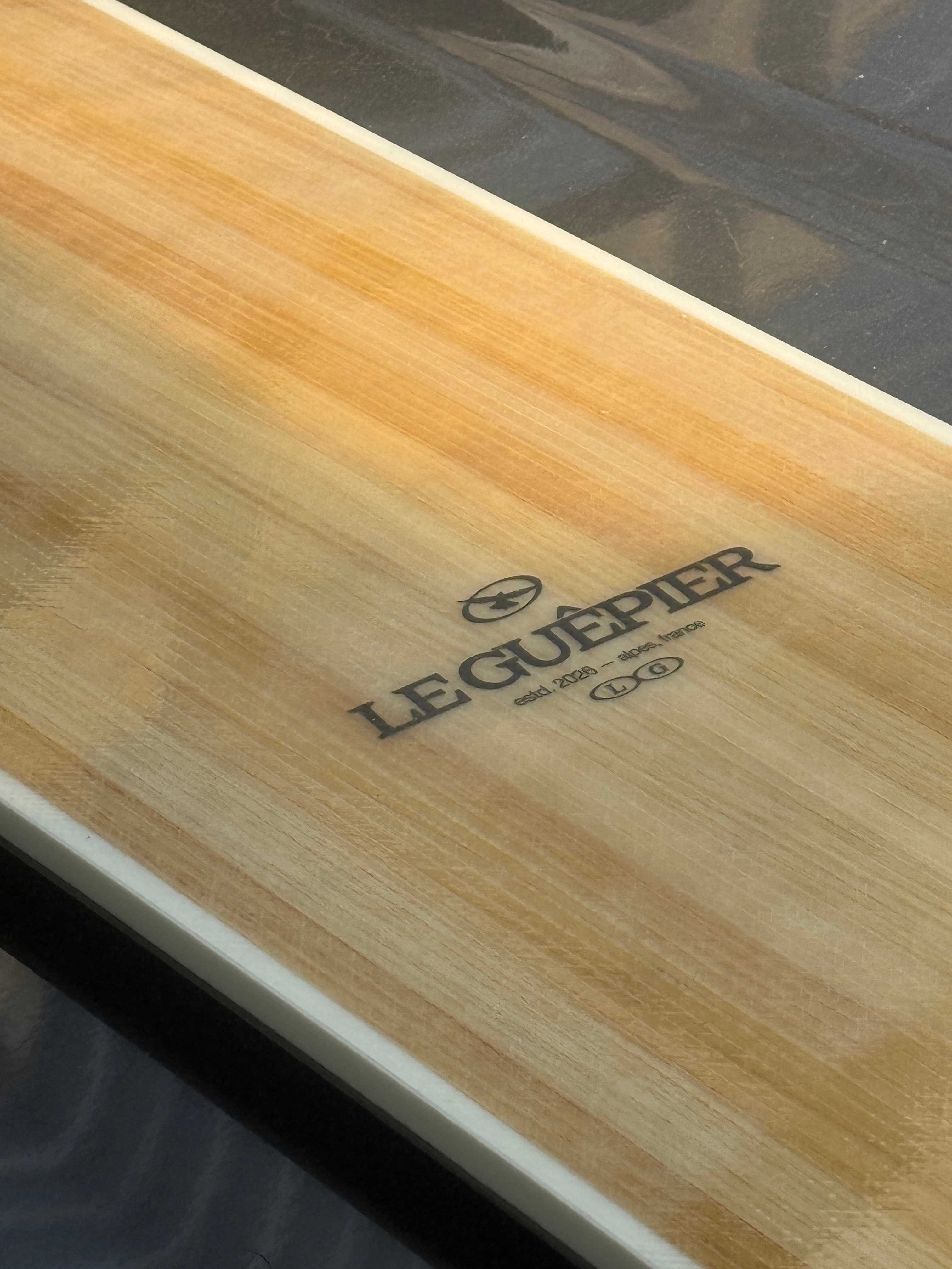 Logo gravé snowboard Le Guêpier